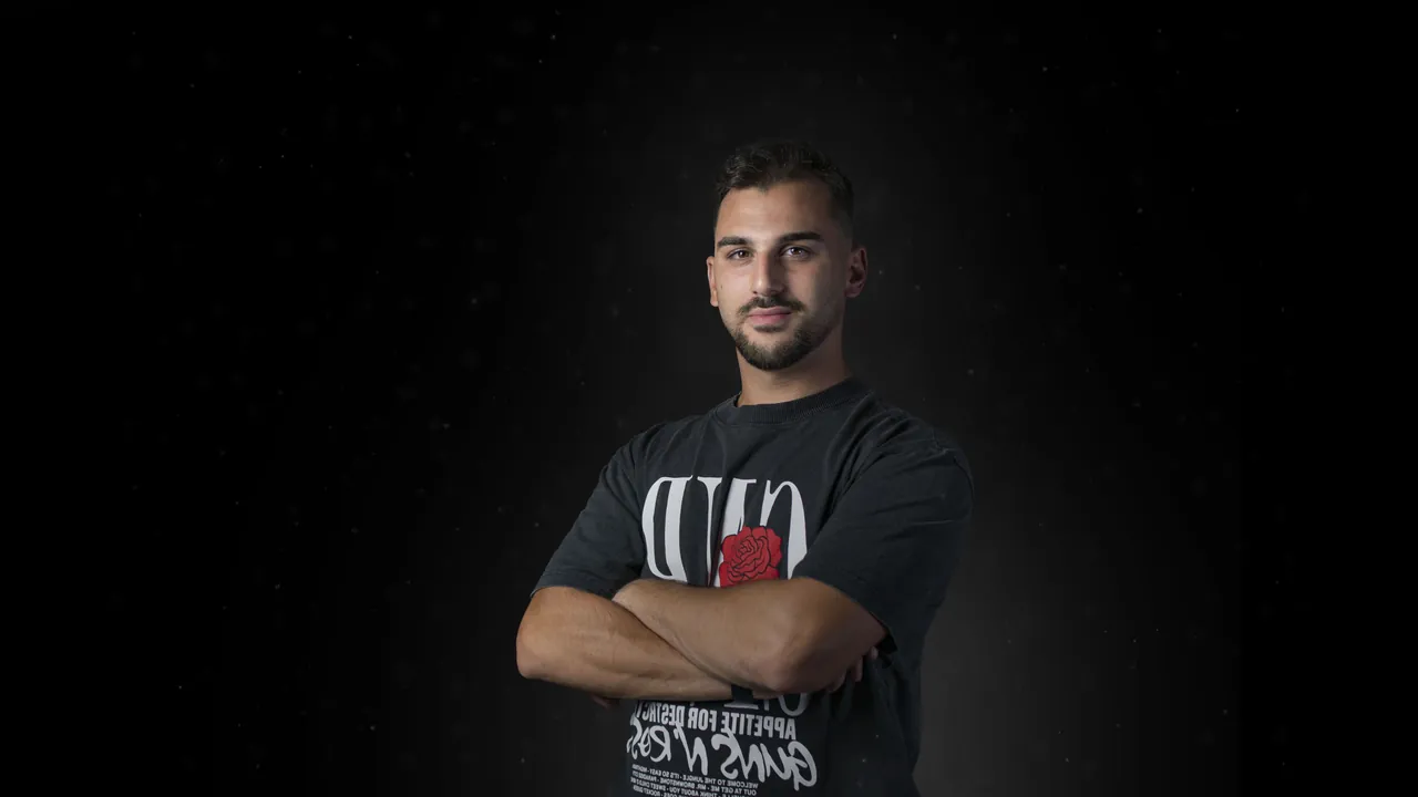 Daniele Mazzè a braccia conserte su sfondo nero