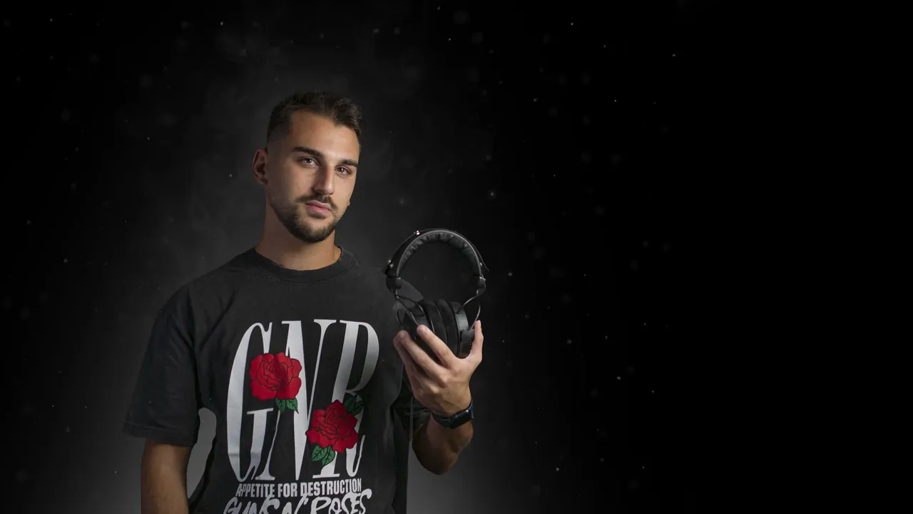 Daniele Mazzè con le cuffie da studio in mano