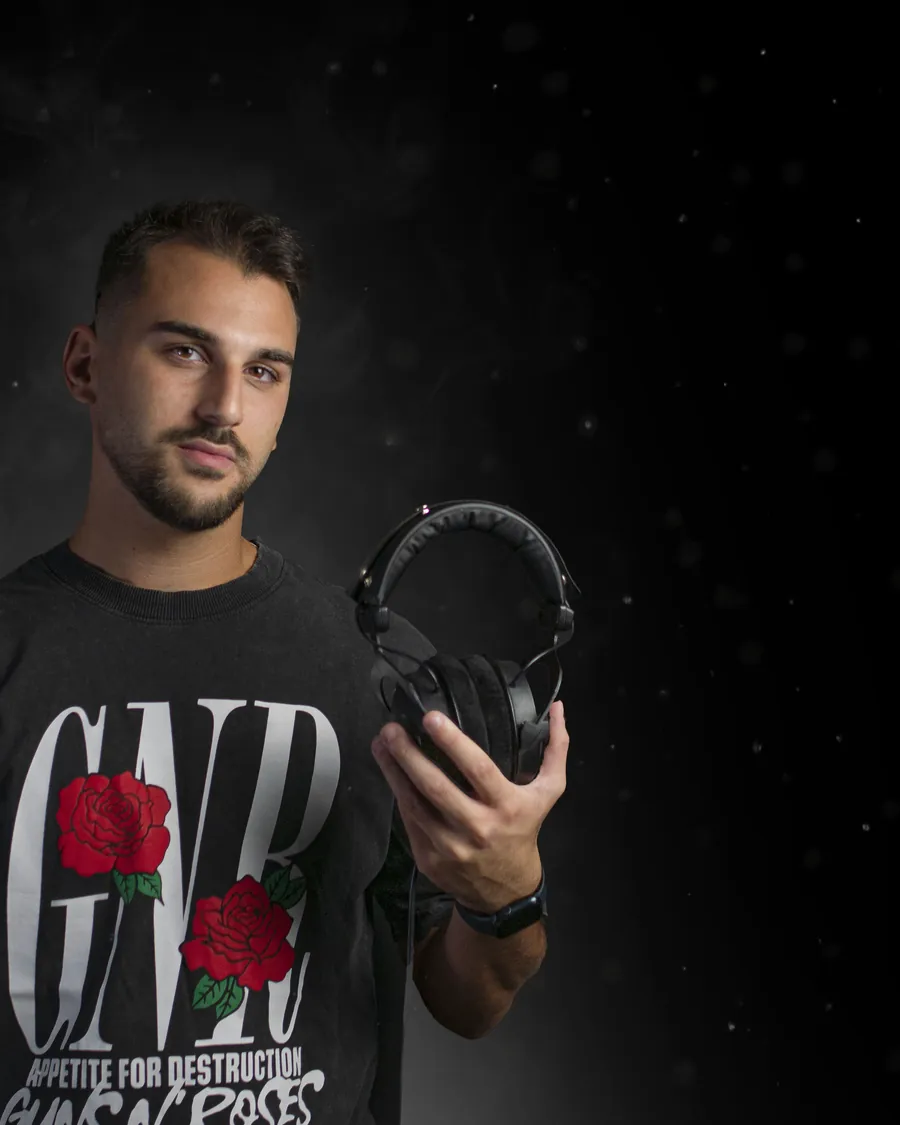 Daniele Mazzè con le cuffie da studio in mano