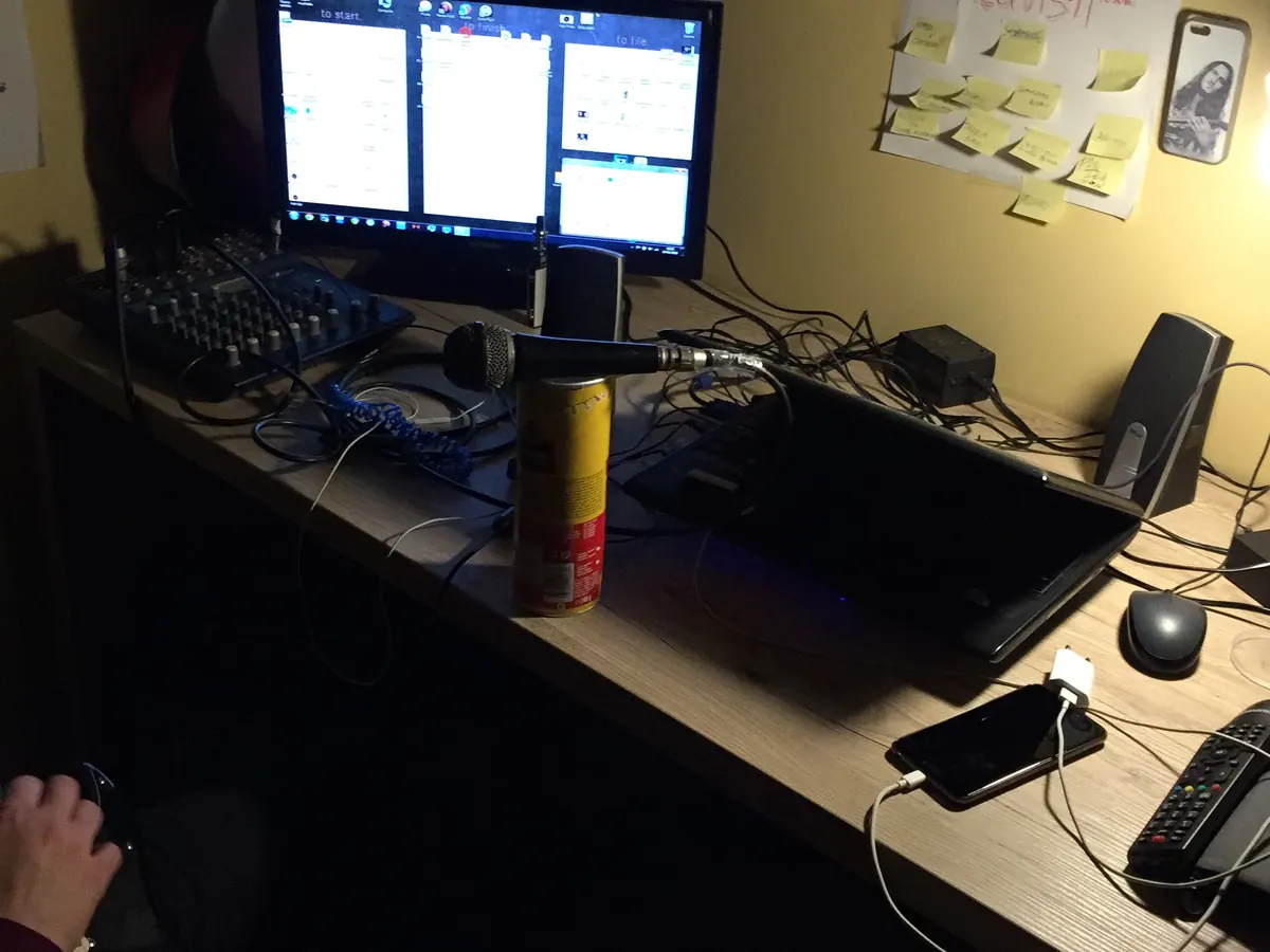 La prima postazione: un monitor e un laptop sulla scrivania di camera