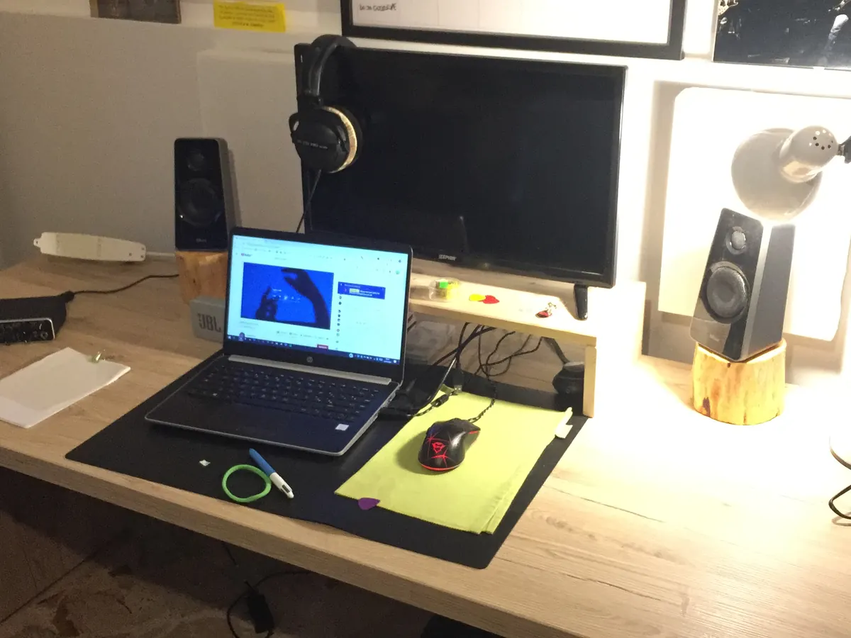 Postazione con doppio monitor e lampada da scrivania