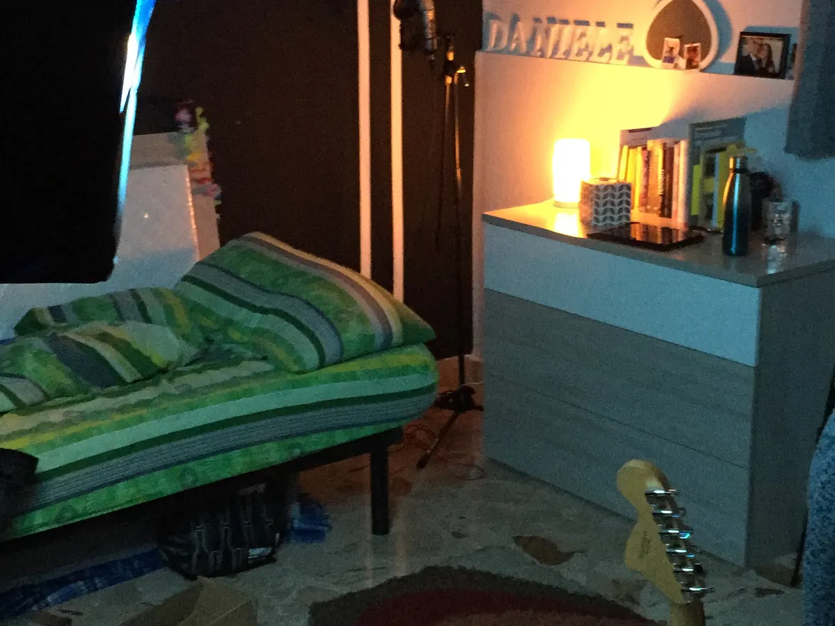 Laptop e monitor da studio su scrivania illuminata