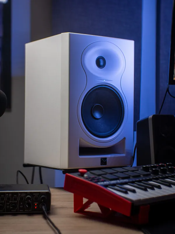 Monitor da studio bianco e controller MIDI
