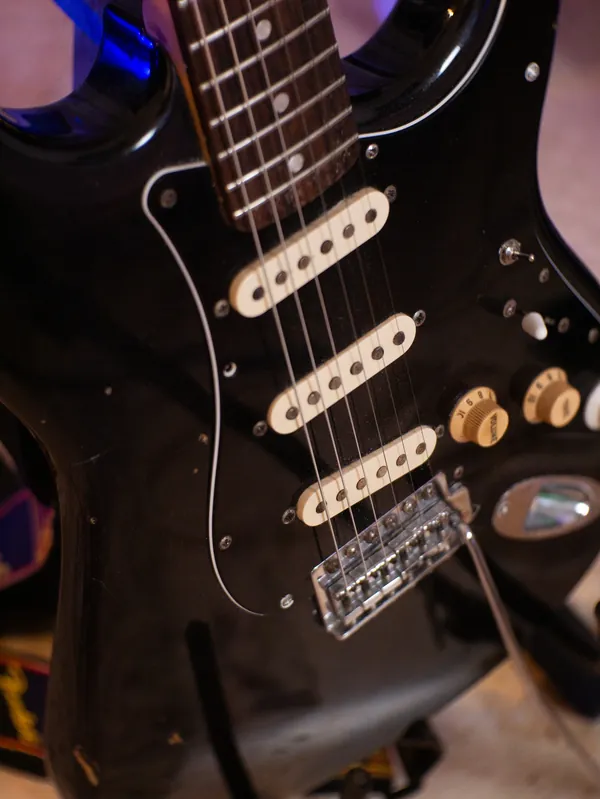 Chitarra elettrica nera con tre pickup single coil