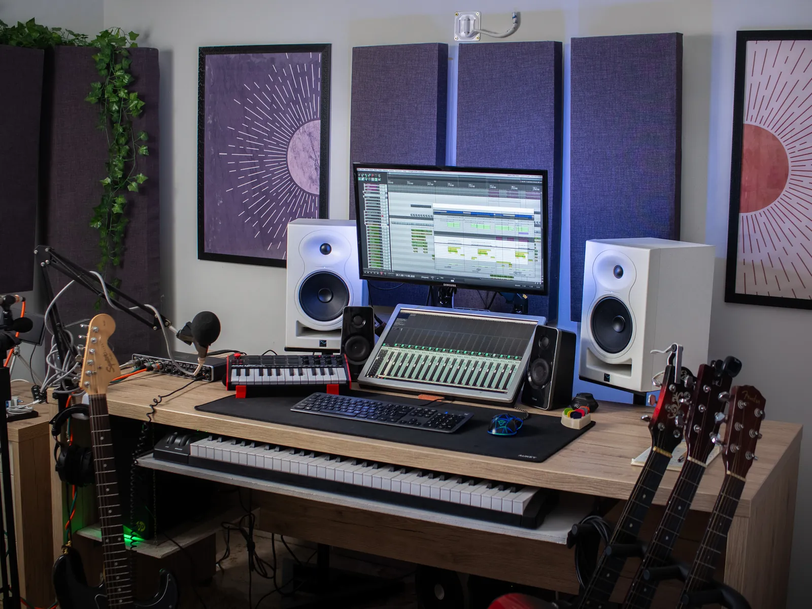 La postazione di Mazzè Studio One con monitor, mixer e chitarre
